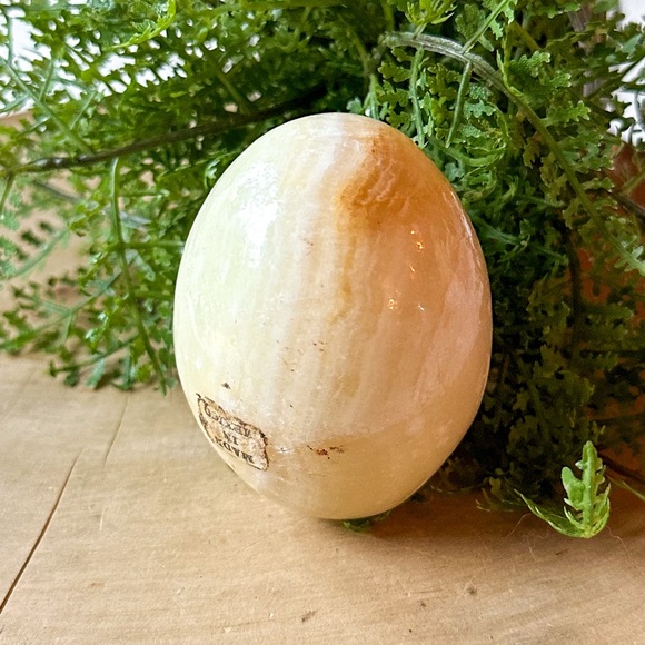 Banded Tan & White Carved Onyx Gemstone Crystal Egg Vintage - Picture 5 of 6